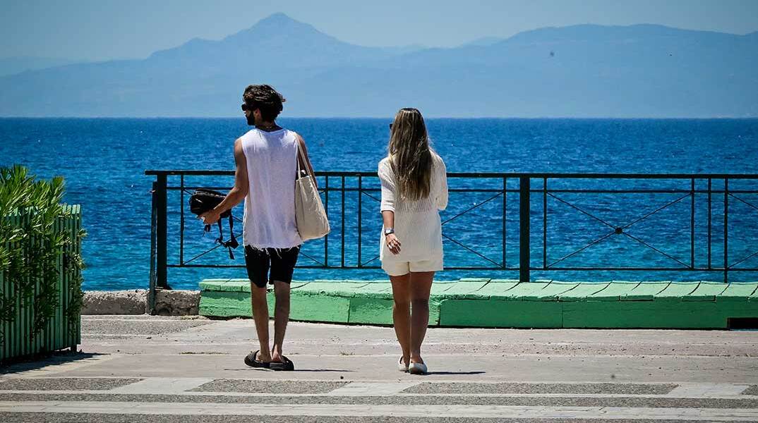 Λουόμενοι κατευθύνονται για μπάνιο σε μια από τις οργανωμένες παραλίες της Αττικής