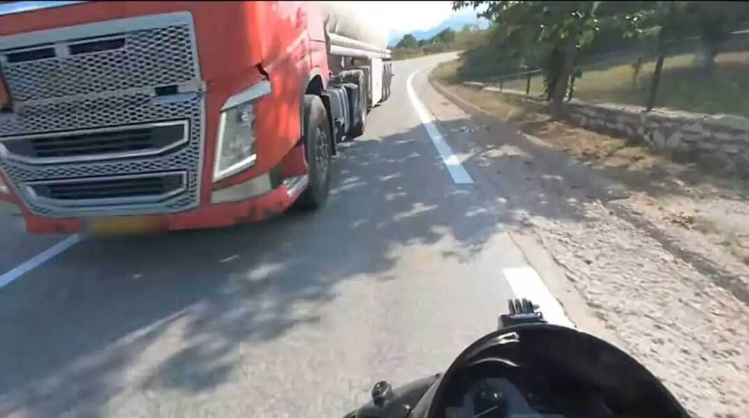 Βυτιοφόρο περνά ξυστά από μηχανή στη Λίμνη Πλαστήρα