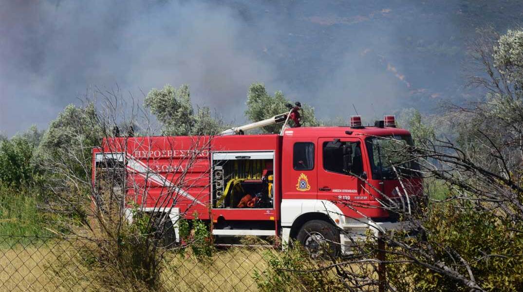 Πυροσβεστικό όχημα σε δασική πυρκαγιά