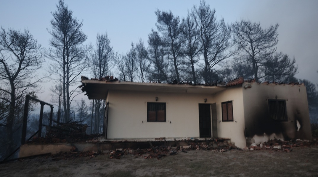 Καμένο σπίτι από τη φωτιά στη Χαλκιδική