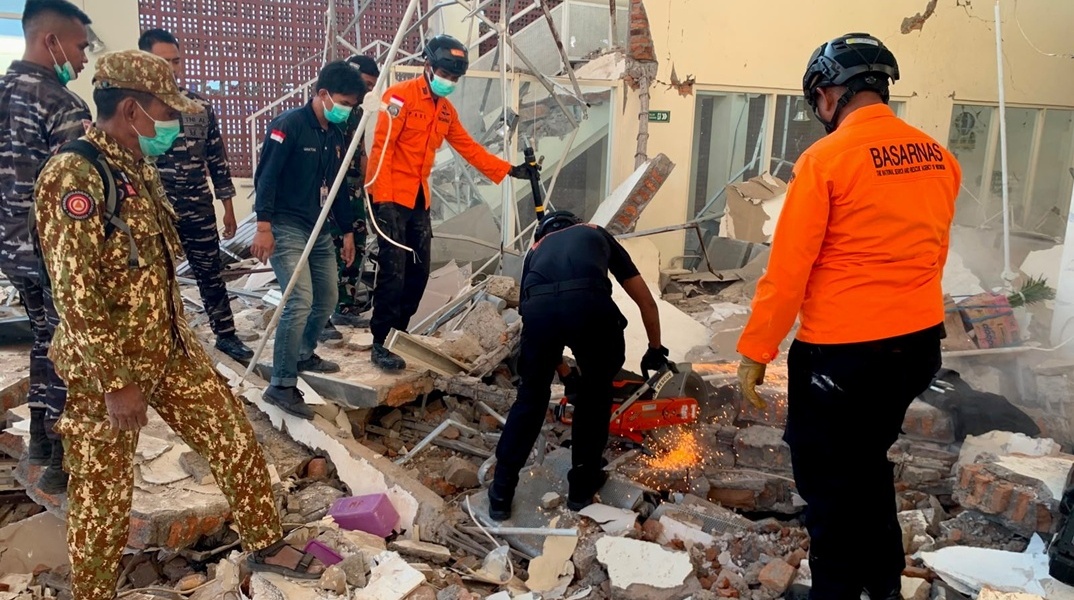 Διασώστες επιχειρούν στα χαλάσματα μετά τον φονικό σεισμό στην Ινδονησία
