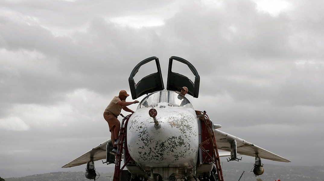 Μαχητικό αεροσκάφος Su-24 σε αεροπορική βάση