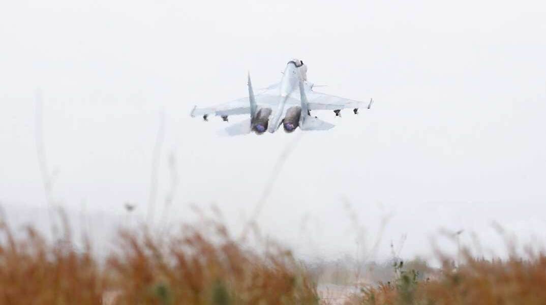 Μαχητικό Su-24 απογειώνεται από στρατιωτική βάση