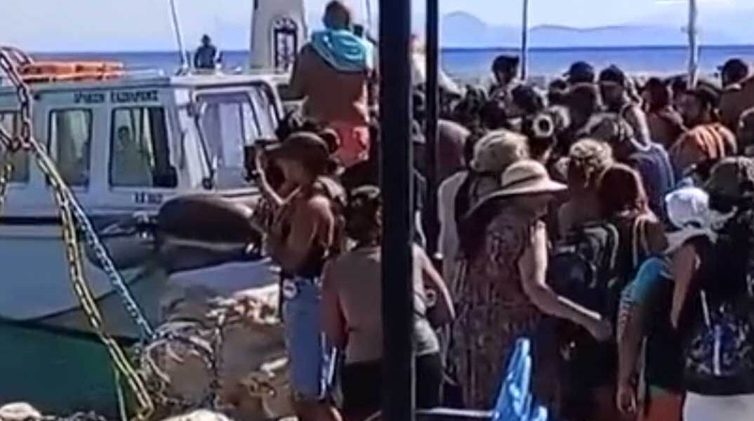 Κάτοικοι και επισκέπτες στη Σαλαμίνα απομακρύνονται με σκάφη από τις παραλίες