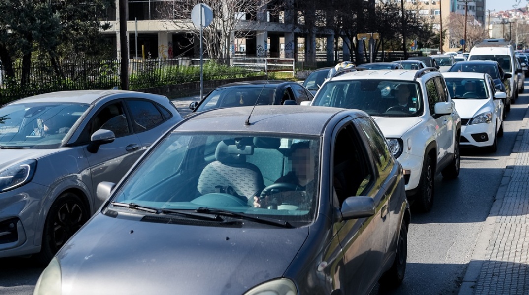 Αυτοκίνητα κολλημένα στην κίνηση