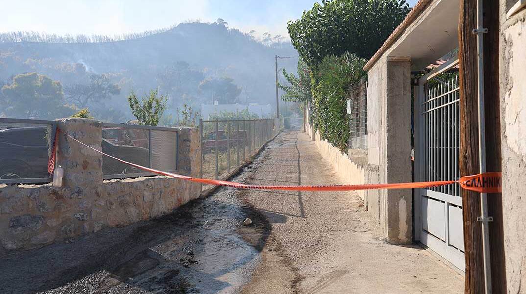 Η φωτιά στη Σαλαμίνα έστειλε στο νοσοκομείο 10 πολίτες