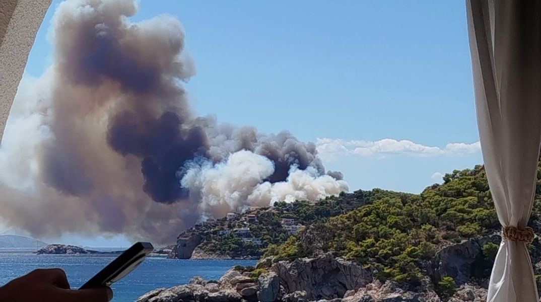 Οι πρώτες εικόνες από τις δύο μεγάλες φωτιές στη Σαλαμίνα - Εκκενώνονται περιοχές 
