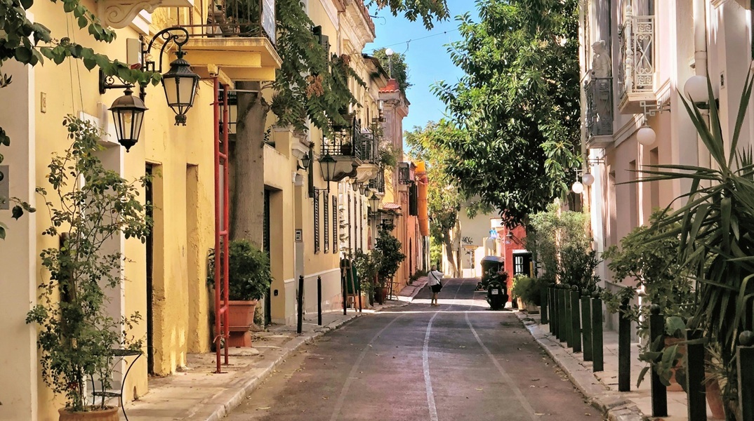 Κάθε Αύγουστο η Αθήνα αποκαλύπτεται: Έφυγαν για να ζήσουν, επιστρέφουν για να αναπνεύσουν