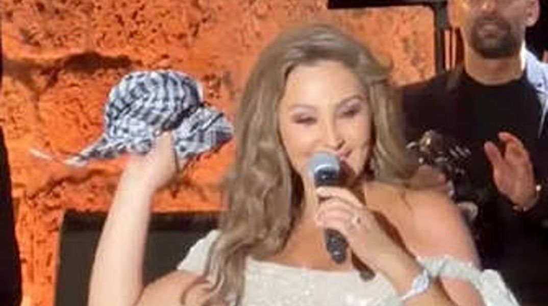 Η Λιβανέζα τραγουδίστρια Elissa αρνήθηκε να φορέσει παλαιστινιακή κεφίγια που της πέταξαν στη σκηνή θαυμαστές της