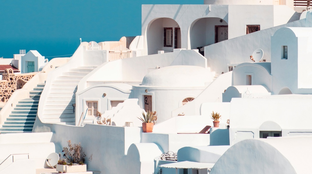 Πώς τα σοκάκια των Κυκλάδων φθείρουν γόνατα & ισχία