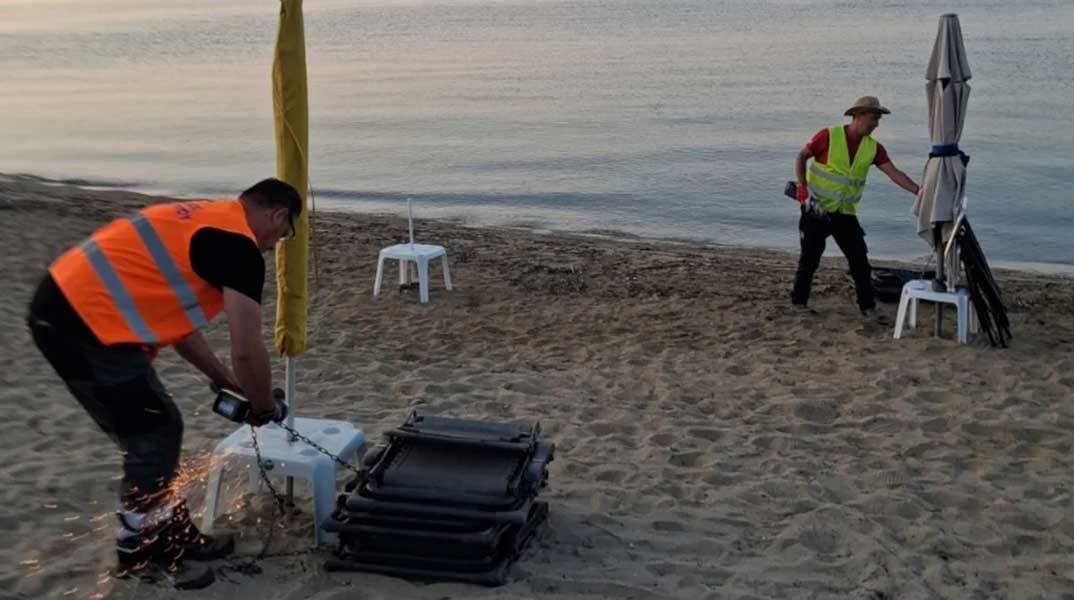 Συνεργείο του Δήμου κόβει αλυσίδες και λουκέτα σε ξαπλώστρες και ομπρέλες στην παραλία Γερακινή