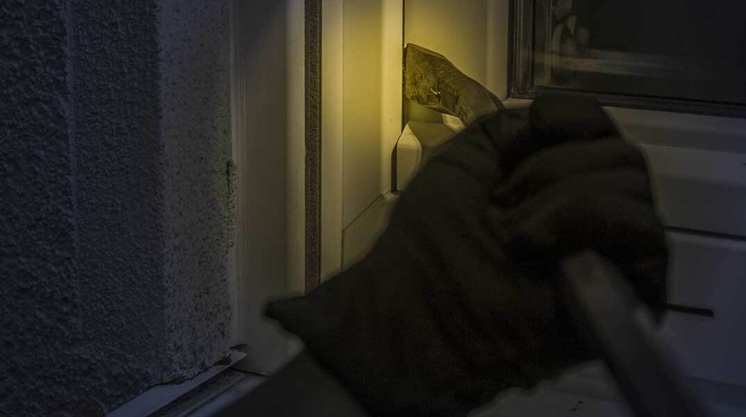 Αυξάνονται οι κλοπές στην Πάρο, την ώρα που οι τουρίστες λείπουν από τα δωμάτιά τους