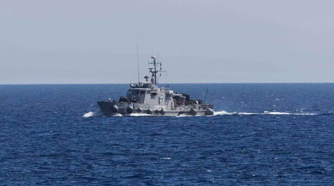 Πλωτό σκάφος του Λιμενικού Σώματος με μετανάστες που διασώθηκαν στη θάλασσα