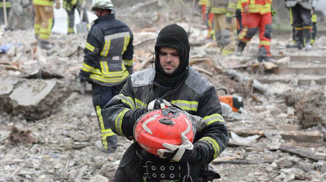 Πυροσβέστης στην Ουκρανία σε σημείο όπου η Ρωσία επιτέθηκε με drones