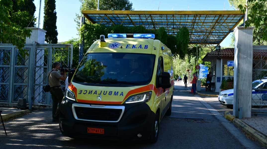 Ασθενοφόρο του ΕΚΑΒ βγαίνει από νοσοκομείο