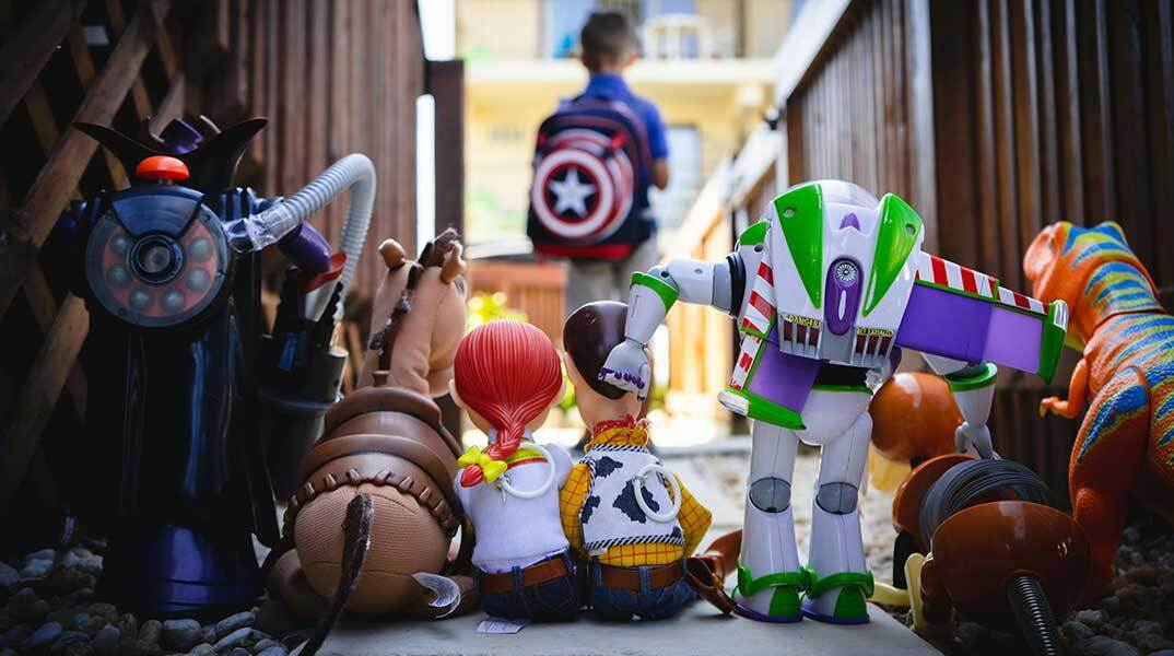 Παιχνίδια από την ταινία Toy Story και στο βάθος ένα παιδί με την ασπίδα του Captain America