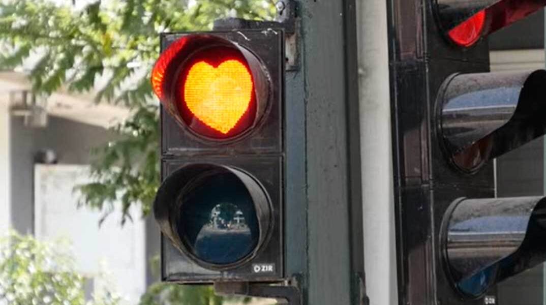Κόκκινη καρδιά σε φανάρι στην Αλεξανδρούπολη