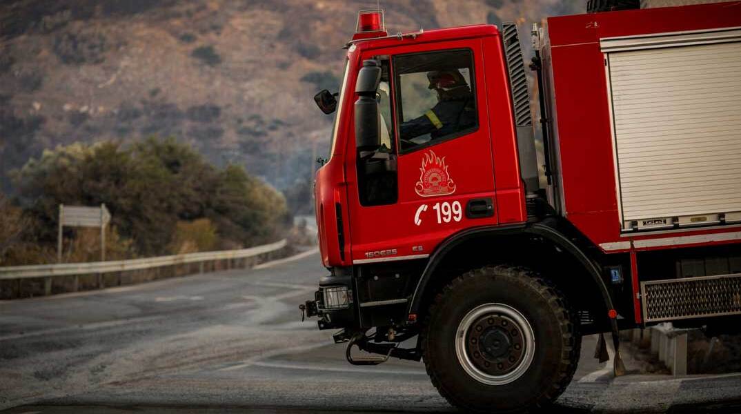 Όχημα της Πυροσβεστικής Υπηρεσίας σε δασική πυρκαγιά