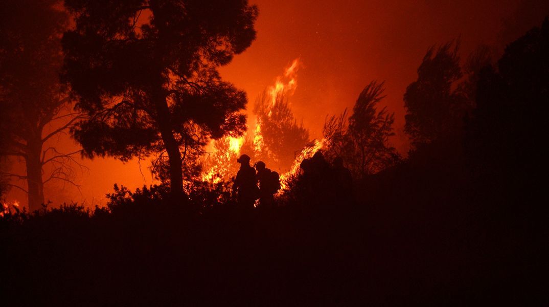Meteo: Πώς ο «διψασμένος» αέρας αυξάνει τον κίνδυνο πυρκαγιάς 
