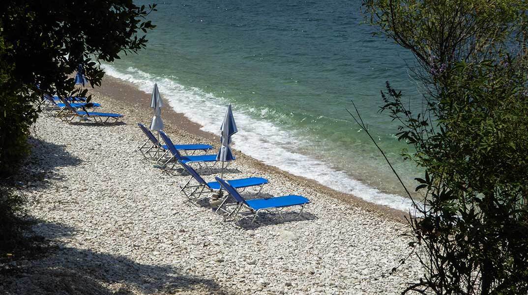 Ξαπλώστρες σε παραλία