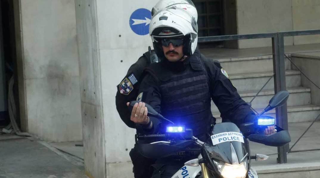 Αστυνομικός πάνω σε μηχανή