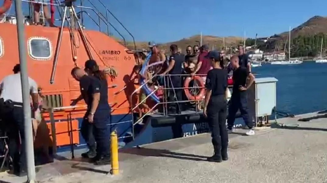 Φωτιά στη Λήμνο: Απομακρύνθηκαν με ναυαγοσωστικό 59 άτομα από την παραλία Θάνος