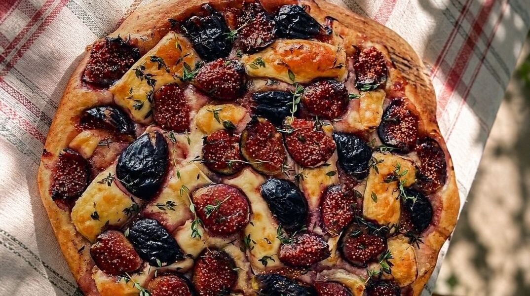 Πίτα με σύκα, δαμάσκηνα, τυρί και θυμάρι