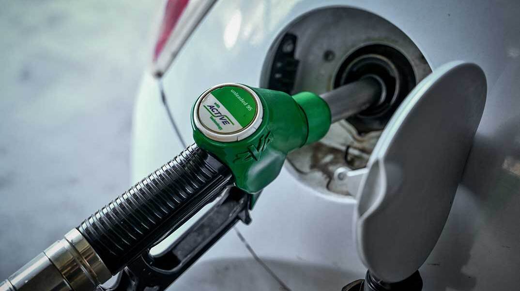 Υπάλληλος σε πρατήριο υγρών καυσίμων βάζει βενζίνη στο αυτοκίνητο