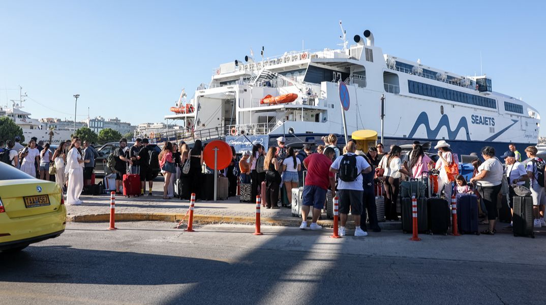 Φεύγουν και οι τελευταίοι αδειούχοι του Αυγούστου για τα νησιά - 16.000 αναχωρούν από τον Πειραιά