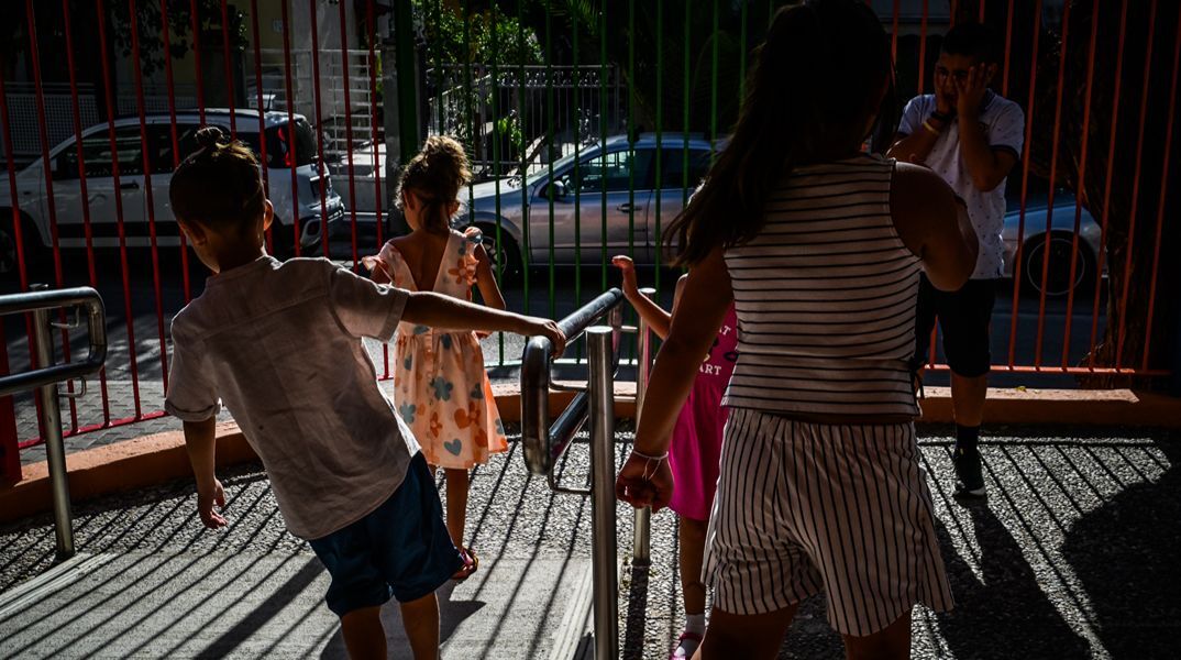 Πώς μόλις 12 λεπτά διαφορά στην ώρα έναρξης των σχολείων θα μείωναν το πρωινό μποτιλιάρισμα