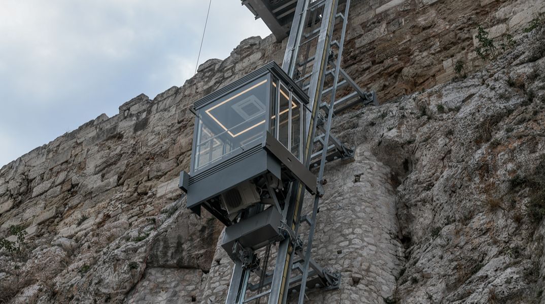 Το Υπουργείο Πολιτισμού απαντά στα σχόλια για τη λειτουργία του ανελκυστήρα στην Ακρόπολη