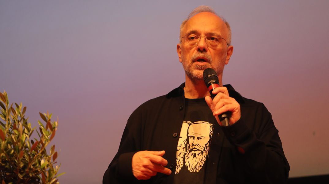 Νέα πυρά Αυγερινού κατά Καρυστιανού: Το κόμμα της είναι «δύο γυναίκες και πολλοί στρατιώτες»