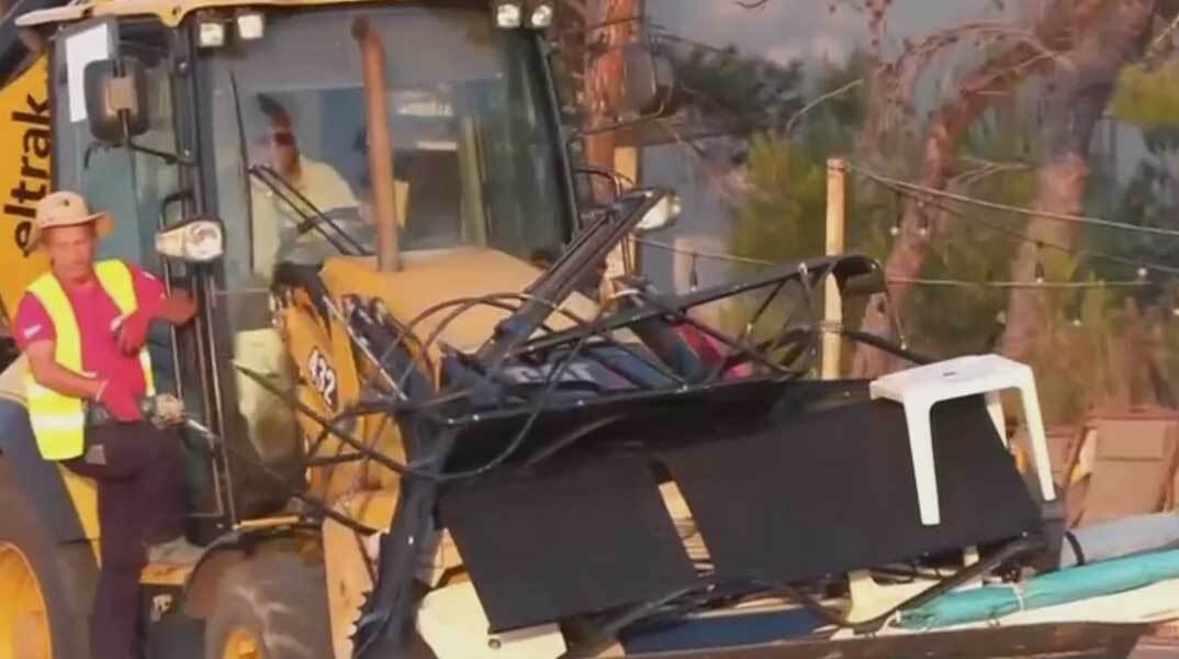 Μπουλντόζα στη Χαλκιδική απομάκρυνε ομπρέλες και ξαπλώστρες που είχαν λουκέτα