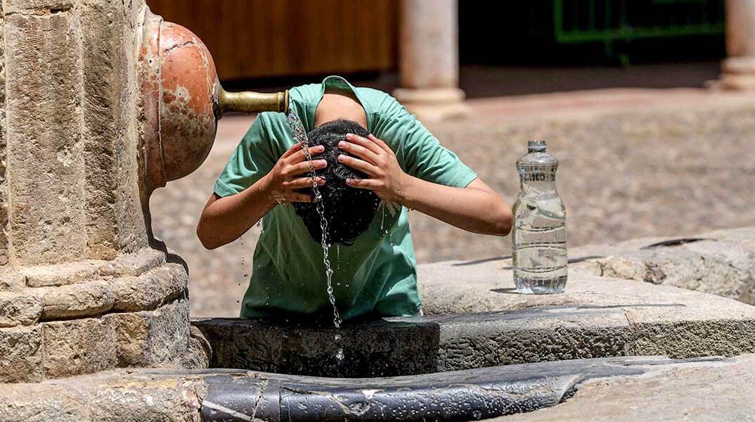 Τουρίστας στην Κόρδοβα της Ισπανίας ρίχνει νερό στο κεφάλι από συντριβάνι της πόλης