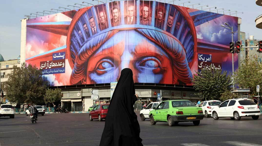 Γυναίκα στην Τεχεράνη περνά μπροστά από mural για τον αμερικανικό ιμπεριαλισμό