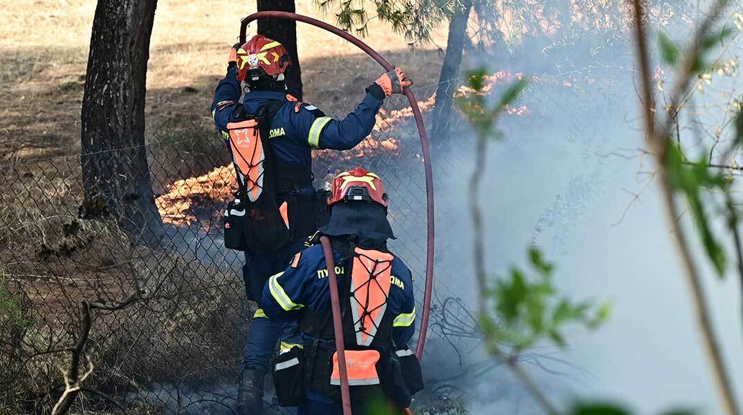 Πυροσβέστες σβήνουν φωτιά στην Αττική