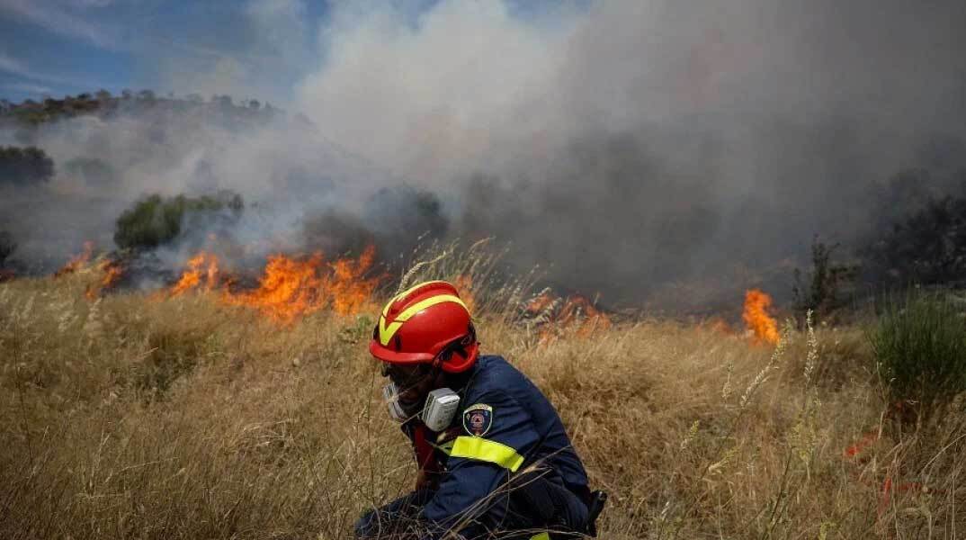 Πυροσβέστης επιχειρεί σε πυρκαγιά