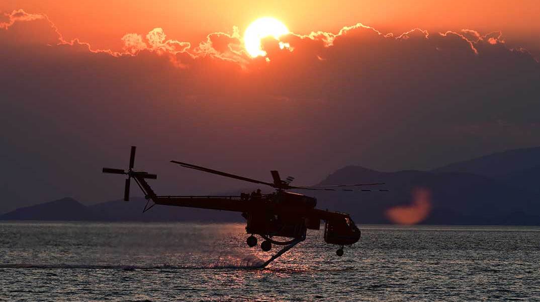 Ελικόπτερο παίρνει νερό από τη θάλασσα