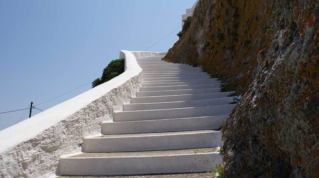 Γραφικό μονοπάτι με σκάλες στις Κυκλάδες