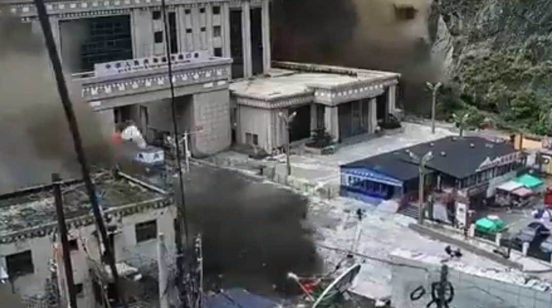 Εφιαλτικές εικόνες από την ξαφνική πλημμύρα στο Νεπάλ