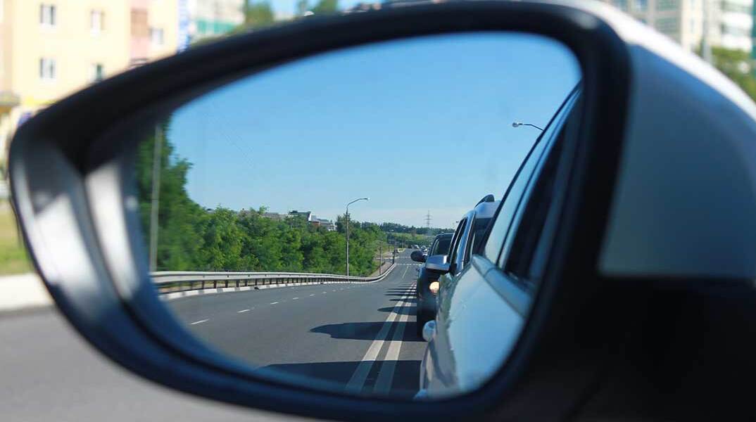 Αυτοκίνητα σχηματίζουν ουρά σε αυτοκινητόδρομο