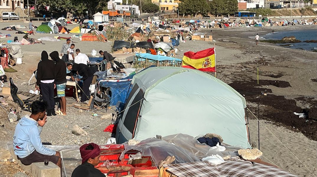 Νέα ένταση στη Θέουτα: Διαδηλωτές έβαλαν φωτιά σε καταυλισμό προσφύγων