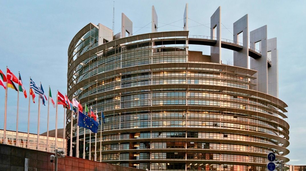 Business Backstage: Επίδομα με ημερομηνία λήξης - Τράπεζα με κατώτατο 1600 ευρώ - Ακόμη και ο Γκέιτς φοβάται τo AI