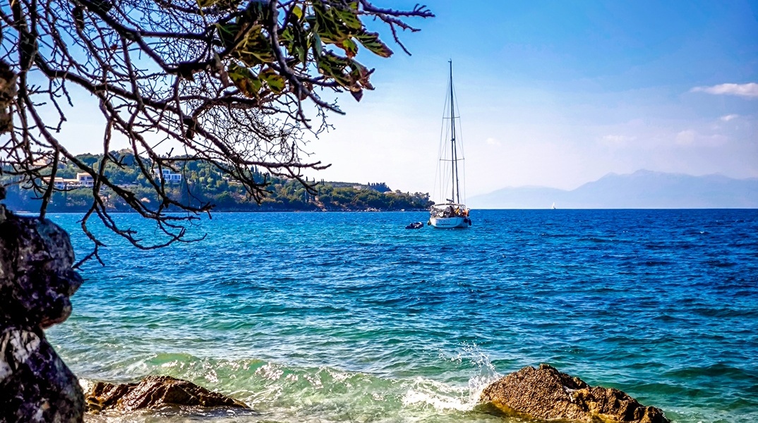 Ιστιοφόρο ανοιχτά παραλίας