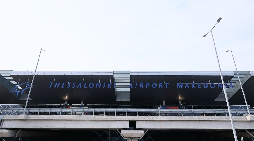 Πτήση από Νιουκάστλ προς Ηράκλειο προσγειώθηκε αναγκαστικά στη Θεσσαλονίκη λόγω μεθυσμένου 42χρονου Βρετανού που παρενοχλούσε πλήρωμα και επιβάτες