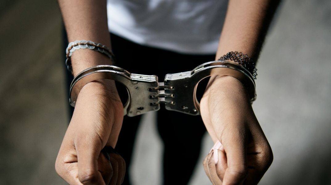 Χειροπέδες σε 32χρονη οικιακή βοηθό στην Εκάλη για κλοπές κοσμημάτων αξίας 40.000 ευρώ - Χρησιμοποιούσε ψευδή στοιχεία για να καλύπτει τα ίχνη της
