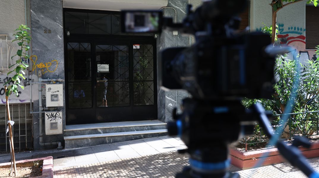 Κυψέλη: Σοκαρισμένος ο ιδιοκτήτης του διαμερίσματος - «Σεξουαλικά αντικείμενα και κάμερες μέσα στο σπίτι»
