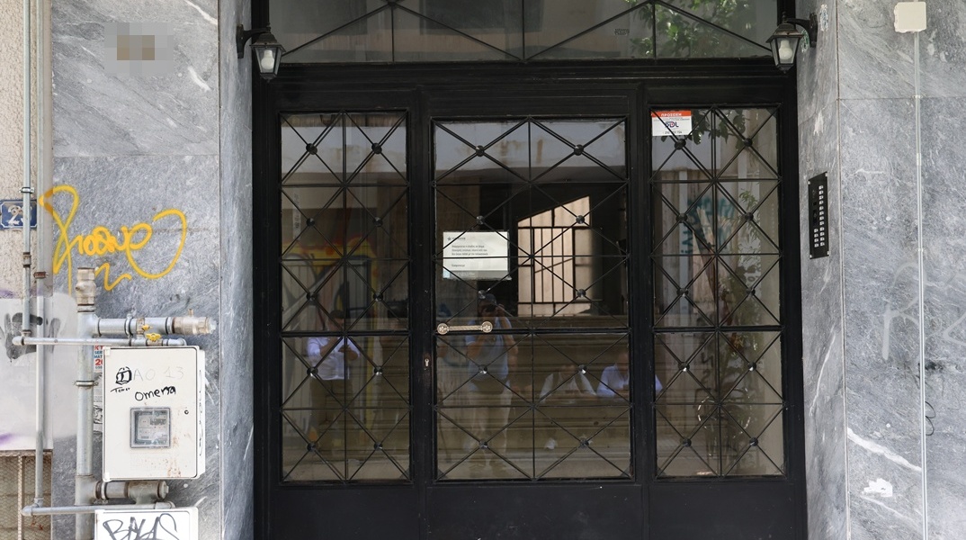 Η είσοδος της πολυκατοικίας όπου διέμενε η οικογένεια στην Κυψέλη