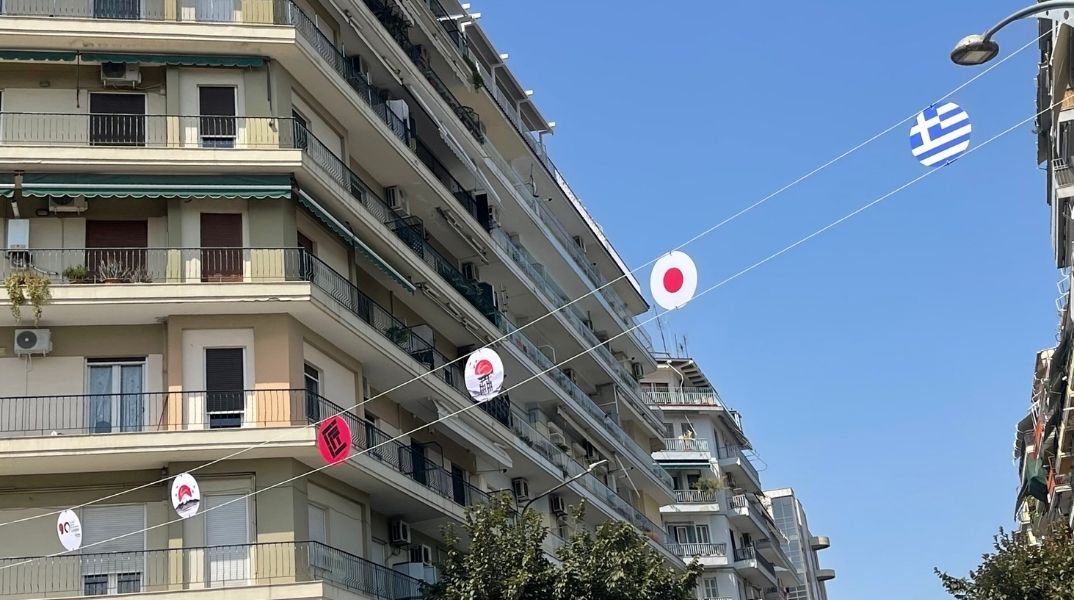 Πάνω από 400 ιαπωνικά και ελληνικά σύμβολα στολίζουν τη Θεσσαλονίκη για την 90ή ΔΕΘ - Η Ιαπωνία συμμετέχει ως τιμώμενη χώρα με πλούσιες εκδηλώσεις.