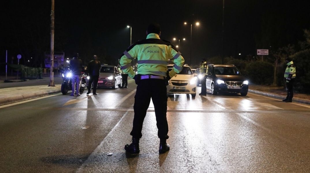 Σύλληψη 90χρονου που οδηγούσε ανάποδα στην Αττική Οδό στο Κορωπί - Διαπιστώθηκε ότι το δίπλωμα οδήγησής του είχε λήξει πριν από οκτώ χρόνια.